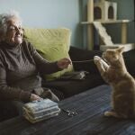 Una mujer juega con su gato