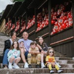 Andrés Iniesta y su mujer Anna Ortiz con sus hijos en Japón.