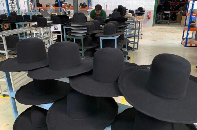 Los sombreros de una fábrica de Sevilla cubren las cabezas de judíos de medio mundo