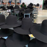 Los sombreros de una fábrica de Sevilla cubren las cabezas de judíos de medio mundo