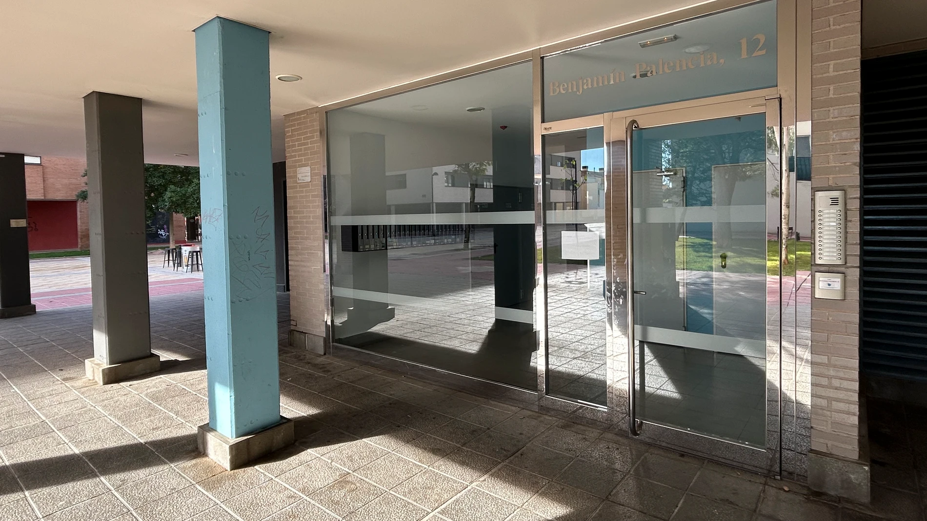 Vista del portal de una vivienda de la calle Benjamín Palencia, en el barrio de La Estación de Aranda de Duero (Burgos) donde un cadáver fue encontrado con signos de violencia y cuyo principal sospechoso es su yerno, según la Policía Nacional