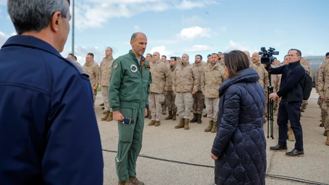El teniente coronel Pablo Estrada con Margarita Robles, en marzo, poco antes de partir hacia Lituania