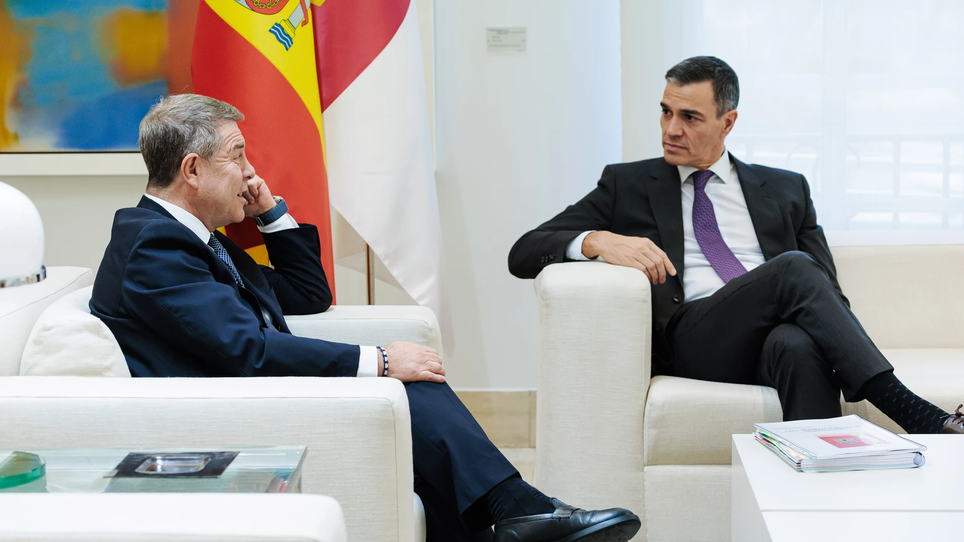 El presidente del Gobierno, Pedro Sánchez (d), durante su reunión con el presidente de Castilla-La Mancha, Emiliano García-Page (i), en el Complejo de La Moncloa, a 4 de octubre de 2024, en Madrid (España). Estas reuniones se enmarcan en la ronda que suele hacer el jefe del Ejecutivo tras las elecciones autonómicas. Además de con el presidente de Castilla-La Mancha, el presidente del Ejecutivo se ha reunido hoy con el presidente de la Región de Murcia y el presidente de la Comunitat Valencian...
