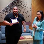 Roberto Perelló ha sido recibido por la presidenta de Les Corts, Llanos Massó