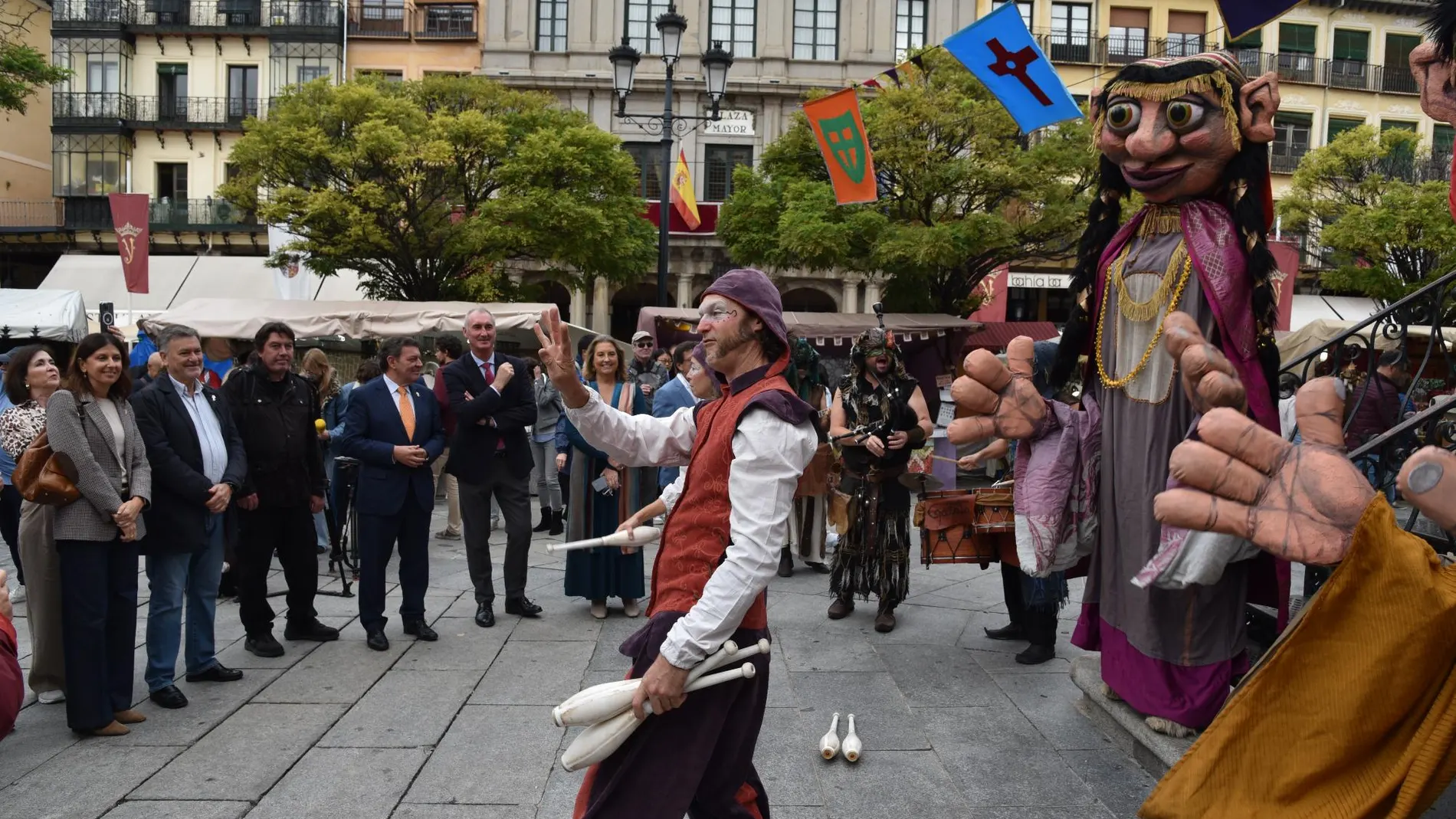 González Gago, Mazarías, Escobar, Alonso y Vázquez, durante el inicio de los actos conmemorativos del 550 aniversario de la proclamación de Isabel I como Reina de Castilla