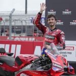 Bagnaia saluda al público tras ganar la Sprint Race de Motegi