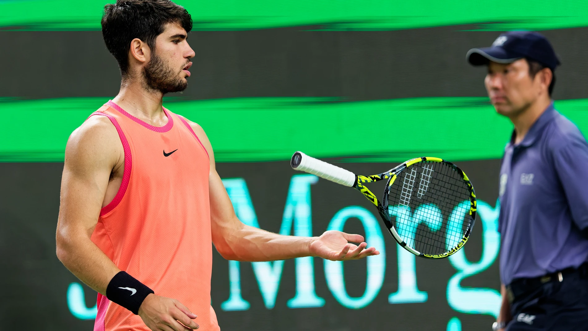 Alcaraz juega con su raqueta durante el partido ante Jungcheng Shang