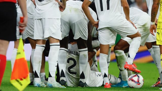 Encuentro de Liga entre el Real Madrid y el Villarreal. Lesion de Dani Carvajal. © Jesús G. Feria.