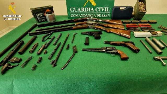 Armas y munición intervenida en la operación policial