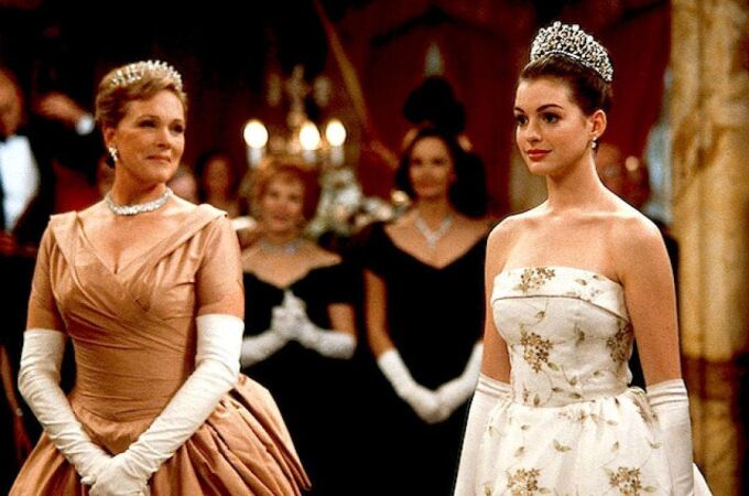 Anne Hathaway es coronada ante la orgullosa mirada de Julie Andrews