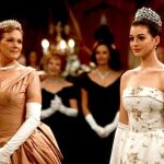 Anne Hathaway es coronada ante la orgullosa mirada de Julie Andrews