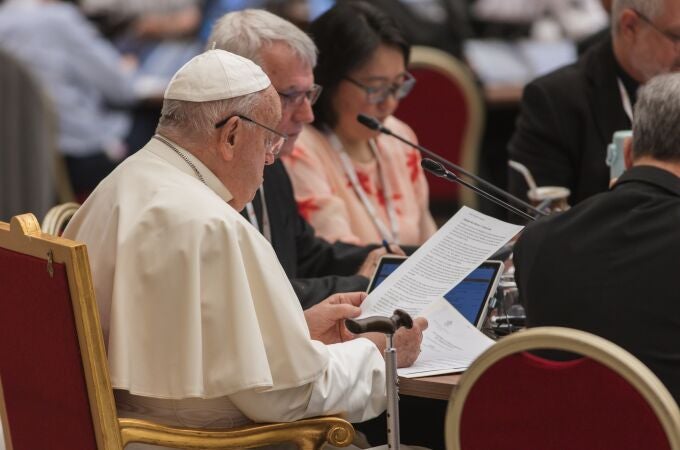 El Papa Francisco con algunas de las mujeres participantes en el Sínodo de la Sinodalidad que se celebra en Roma.