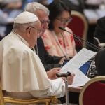 El Papa Francisco con algunas de las mujeres participantes en el Sínodo de la Sinodalidad que se celebra en Roma.