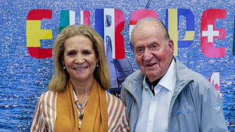 El rey Juan Carlos recibe el trofeo de ganador del campeonato europeo de la clase 6m en Sanxenxo