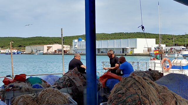 Las caras de los pescadores de Barbate reflejan la «desesperanza» tras el fallo del TJUE