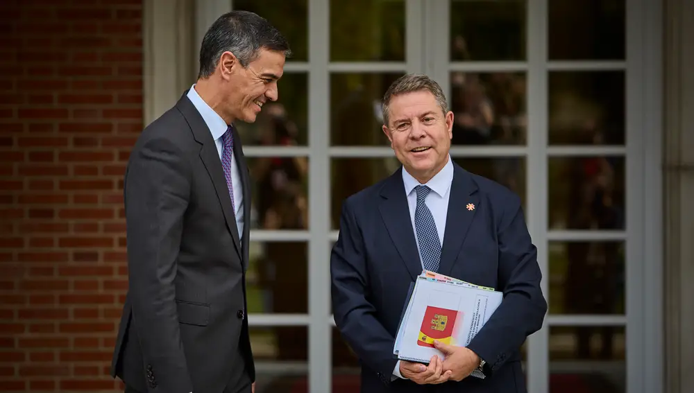 El presidente del Gobierno, Pedro Sánchez, recibe este viernes en Moncloa al presidente de Castilla-La Mancha, Emiliano García-Page, dentro de la ronda de encuentros con presidentes autonómicos que está manteniendo.