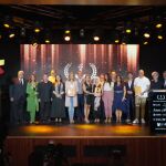 Foto de familia de los premiados y organizadores de la gala de premios
