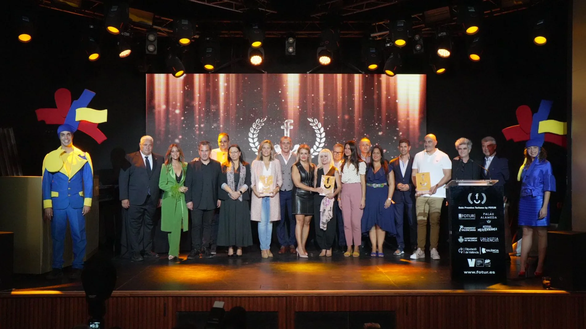 Foto de familia de los premiados y organizadores de la gala de premios