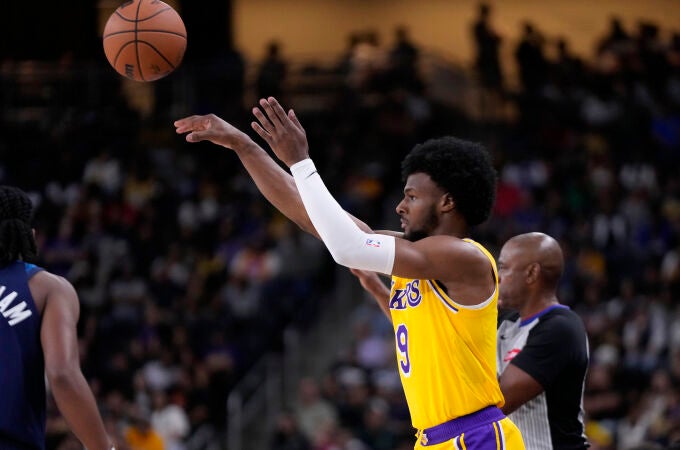 Bronny James lanza a canasta en su debut con los Lakers