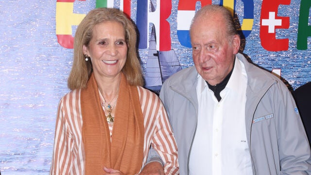 La Infanta Elena y el Emérito en la entrega de trofeos en las regatas de Sanxenxo.