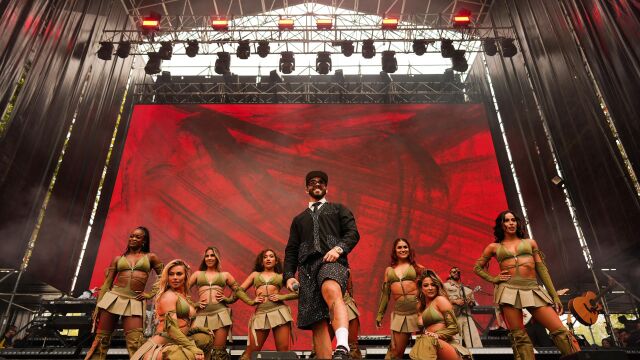 MADRID.-VÍDEO: Manuel Turizo toma la Puerta de Alcalá y marca el ritmo de la Hispanidad con 'La Bachata' y 'El Merengue'