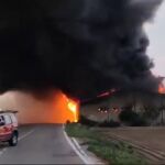 Un espectacular incendio en una nave abandonada en Valencia obliga a confinar varias viviendas