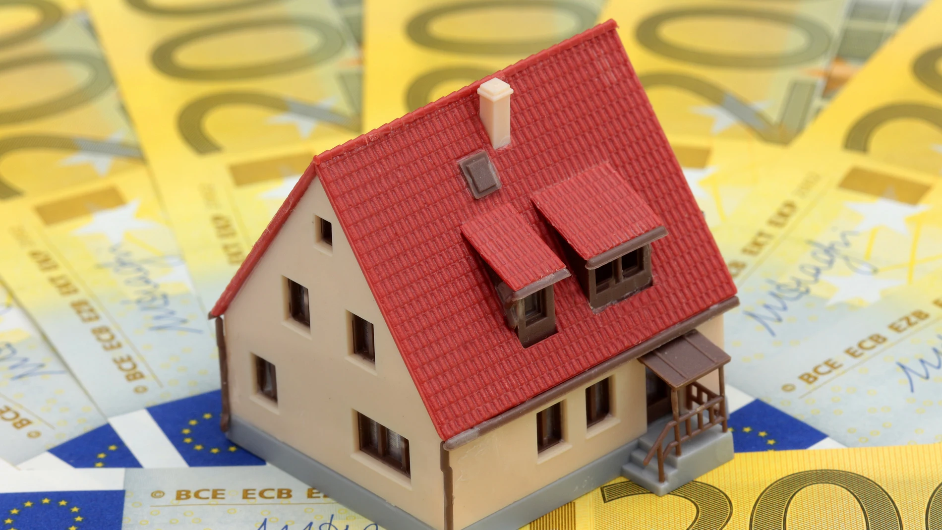 El precio de la vivienda en España se incrementa y el alquiler o la compra de casas y pisos está cada vez más "inaccesible", en una fuerte crisis del mercado inmobiliario