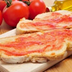 El pan es uno de los productos más típicos de nuestra comida, y sus efectos en el organismo tras consumirlo puede tener desde beneficios hasta peligros para la salud