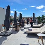 Cuenta con una azotea con una terraza con vistas a Valencia