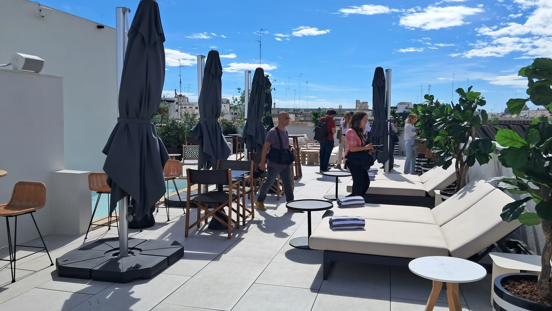 Cuenta con una azotea con una terraza con vistas a Valencia