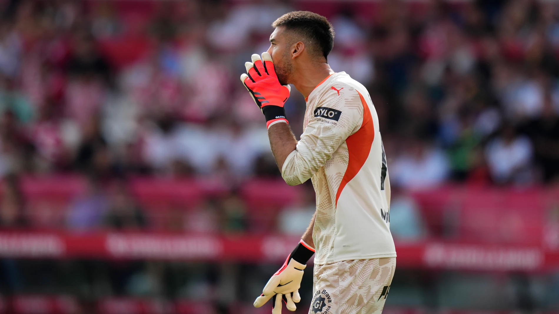 GIRONA, 06/10/2024.- El guardameta del Girona, Paulo Gazzaniga, durante el partido de LaLiga disputado ante el Girona este domingo en el estadio de Montilivi. EFE/ Siu Wu