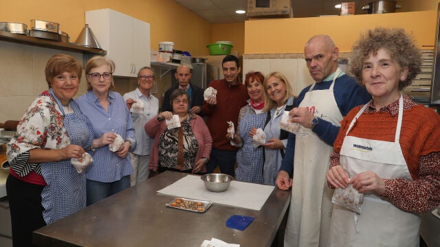 Las voluntarias María Antonia Rodríguez(3I), Eva Burón(I), Rosario Minguez(4D) ; y la coordinadora del voluntariado, Cecilia Presa(3D), junto a usurarios de Hermanas Hospitalarias tras finalizar el taller de pastelería en la La Casa del Pan Ayuela Burón