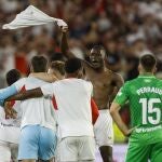 Los jugadores del Sevilla celebran el triunfo ante la desolación bética