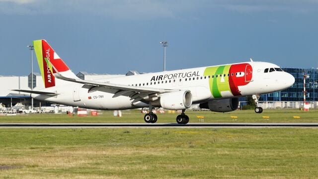 Avión de TAP Portugal aterrizando en el aeropuerto de Praga. 