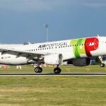 Avión de TAP Portugal aterrizando en el aeropuerto de Praga. 