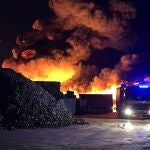 Un incendio en el exterior de una planta de reciclaje quema 1.000 m2 de plásticos en Arganda del Rey