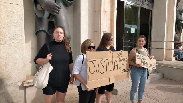 Manifestantes a las puertas del Palacio de Justicia, en Murcia, protestan por la condena a los empresarios por prostitución de menores