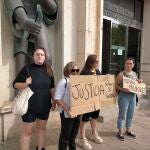 Manifestantes a las puertas del Palacio de Justicia, en Murcia, protestan por la condena a los empresarios por prostitución de menores