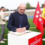 Isabel Díaz Ayuso entrega a la Selección Española de futbol representada por su entrenador Luis de la Fuente y