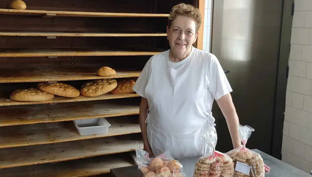 Angelines García, en la panadería Cáceres de Campaspero, donde elabora junto a su marido José de la Fuente este pan de coscoja único desde hace más de 30 años