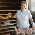 Angelines García, en la panadería Cáceres de Campaspero, donde elabora junto a su marido José de la Fuente este pan de coscoja único desde hace más de 30 años 