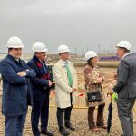 La alcaldesa de Palencia, Miriam Andrés, acompañada del delegado de Iberdrola en Castilla y León, Miguel Calvo, el teniente de alcalde, Carlos Hernández, y el responsable del proyecto, Javier Amores, ha visitado esta mañana las obras de construcción de la central de generación de origen 100% renovable