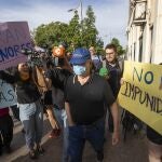 MURCIA, 07/10/2024.- Uno de los tres entre los seis condenados por prostitución de menores a su llegada a la vistilla para decidir sobre la suspención de la pena de prisión, este lunes en el Palacio de Justicia de Murcia. EFE/Marcial Guillén