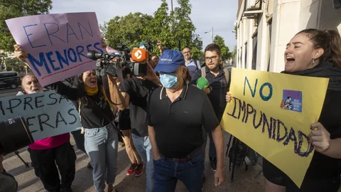 MURCIA, 07/10/2024.- Uno de los tres entre los seis condenados por prostitución de menores a su llegada a la vistilla para decidir sobre la suspención de la pena de prisión, este lunes en el Palacio de Justicia de Murcia. EFE/Marcial Guillén