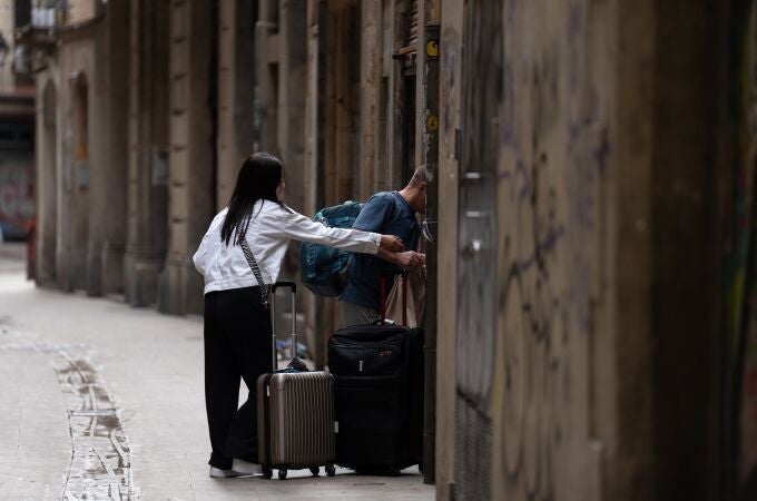 Dos turistas con maletas en el centro de Barcelona, a 17 de septiembre de 2024, en Barcelona, Catalunya (España).