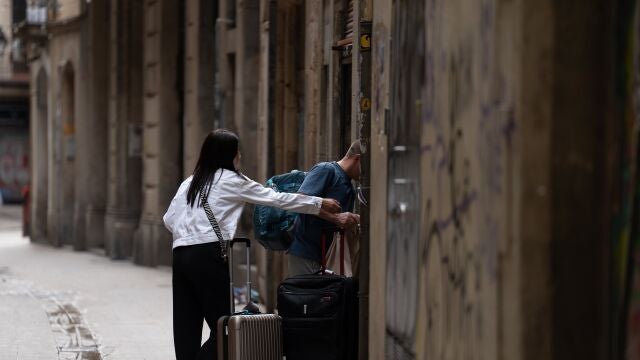 Dos turistas con maletas en el centro de Barcelona, a 17 de septiembre de 2024, en Barcelona, Catalunya (España).
