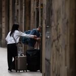 Dos turistas con maletas en el centro de Barcelona, a 17 de septiembre de 2024, en Barcelona, Catalunya (España).