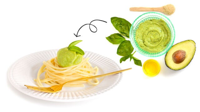 Pasta con salsa de aguacate y albahaca
