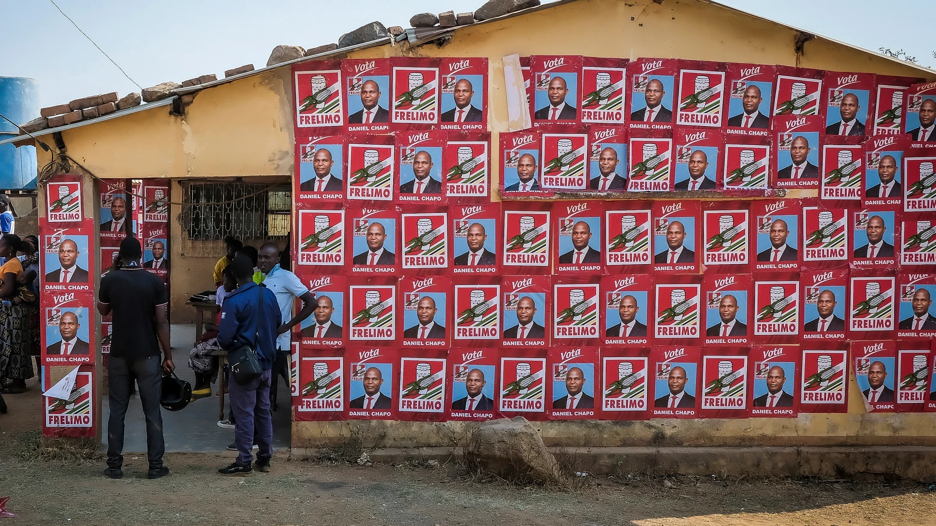 A building displays ruling party posters in support of presidential candidate Daniel Chapo ahead of elections in Maputo, Mozambique, Sunday, Oct. 6, 2024. (AP Photo/Carlos Uqueio)