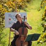 El violonchelista Keiran Campbell interpretó la integral de las Suites de Bach en viñedos de Raimat